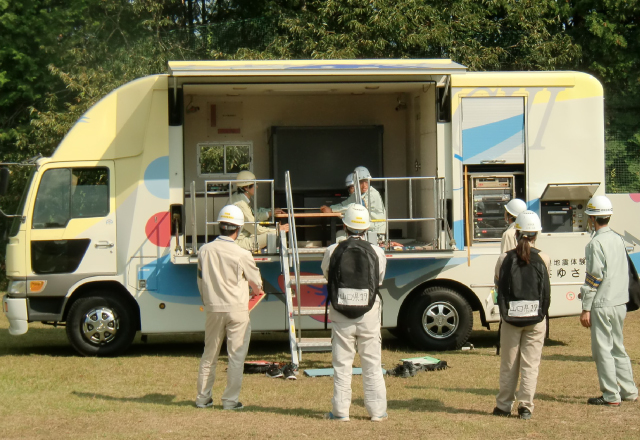 地震体験車「ゆさゆさ号」