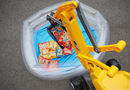 7月の「日曜日・祝日・4連休（7日間）」ミニショベルカーでお菓子すくい