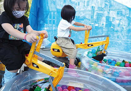 4月29日（土・祝）～5月7日（日）ミニショベルカーでお菓子すくい